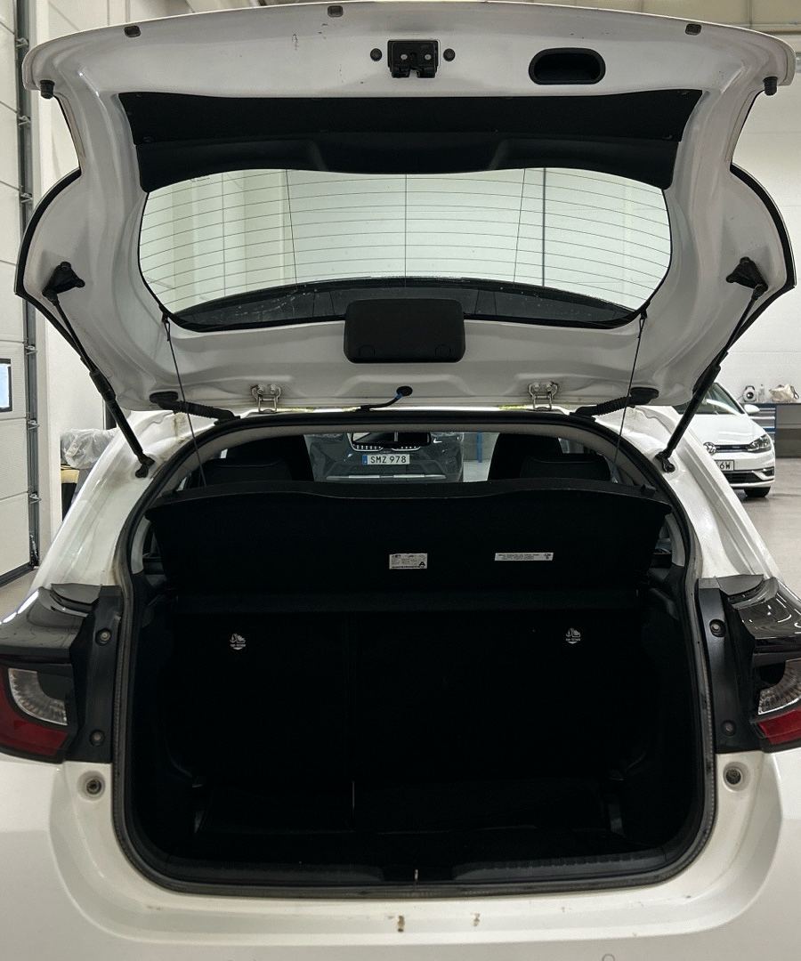 Toyota Yaris Hybrid 1.5 CVT Active Kamera Komfortpaket MOMS 116hk – bild 5 av 5