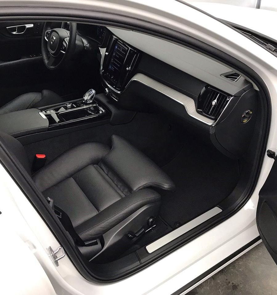Volvo V60 Recharge T6 AWD Inscription Pano Skinn Navi MOMS 341hk – bild 5 av 7